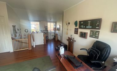 SE VENDE EXCLUSIVA CASA DE 2 PISOS CON PISCINA Y QUINCHO.  SECTOR EL FARO EN PUERTO VARAS