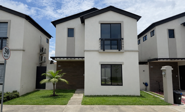 vendo casa de tres dormitorios en urbanización los prados