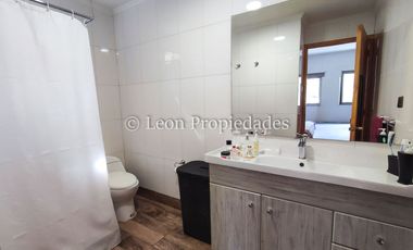 Leon Propiedades vende parcela con casa en condominio La Aurora, Curacaví.