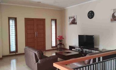 Rumah Besar Hadap Taman luas Di Kemang Pratama