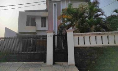 Rumah Besar Hadap Taman luas Di Kemang Pratama