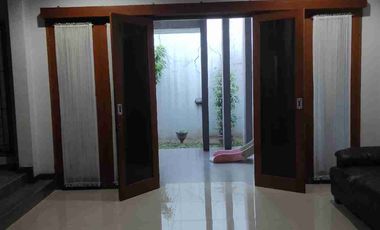 Rumah Besar Hadap Taman luas Di Kemang Pratama