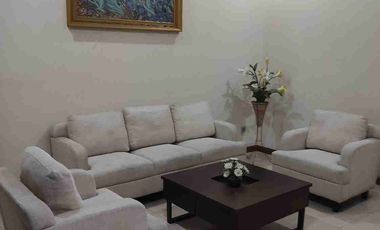 Rumah Besar Hadap Taman luas Di Kemang Pratama