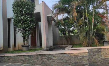 Rumah Besar Hadap Taman luas Di Kemang Pratama