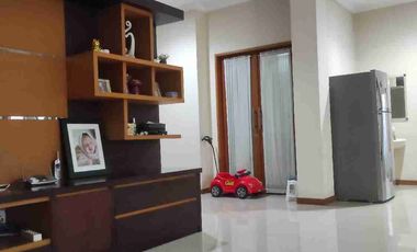 Rumah Besar Hadap Taman luas Di Kemang Pratama