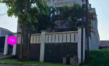 Rumah Besar Hadap Taman luas Di Kemang Pratama