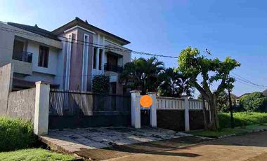 Rumah Besar Hadap Taman luas Di Kemang Pratama
