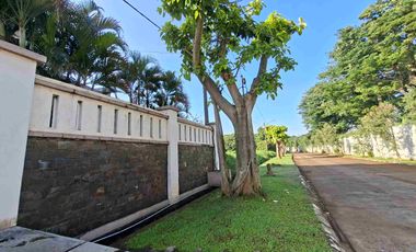 Rumah Besar Hadap Taman luas Di Kemang Pratama