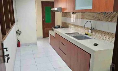 DIJUAL & DISEWAKAN RUMAH BAGUS (Siap Huni/ Furnished) KEMANG UTARA JAKARTA SELATAN. 

bangunan 3 lantai
Lt.126 m²
Lb.254 m²
Listrik 7,700
Bedrooms 3+2
Bathrooms 3+1
Garasi 2 mobil
Dapur kotor dan bersih
Private Swimming Pool
bebas banjir 

Jual: 5.2 Milyar Nego (SHM)
Sewa: 260jt/th