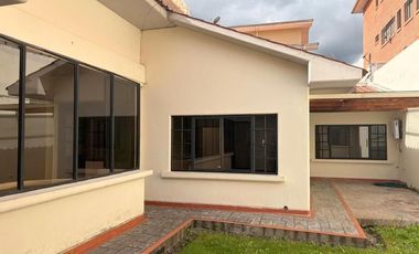 Elegante villa en venta con 546m2T sector Ordóñez Lasso Cuenca Ec.