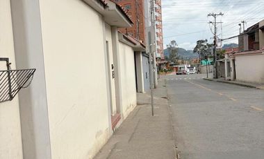 Elegante villa en venta con 546m2T sector Ordóñez Lasso Cuenca Ec.