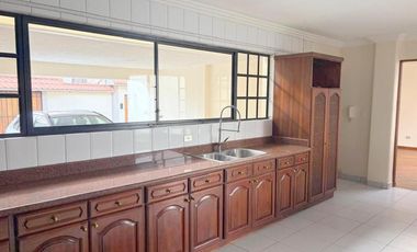 Elegante villa en venta con 546m2T sector Ordóñez Lasso Cuenca Ec.