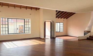 Elegante villa en venta con 546m2T sector Ordóñez Lasso Cuenca Ec.