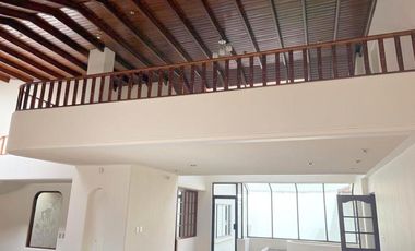 Elegante villa en venta con 546m2T sector Ordóñez Lasso Cuenca Ec.