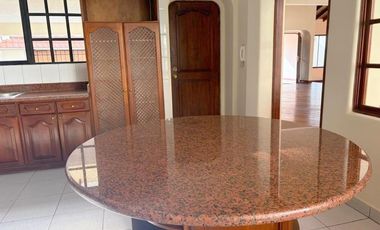 Elegante villa en venta con 546m2T sector Ordóñez Lasso Cuenca Ec.