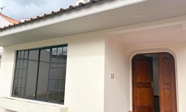 Elegante villa en venta con 546m2T sector Ordóñez Lasso Cuenca Ec.