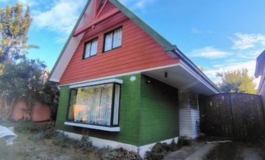 Hermosa casa de 2 pisos ubicada en el sector de Villa El Bosque 6.200 UF