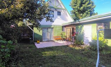 Hermosa casa de 2 pisos ubicada en el sector de Villa El Bosque 6.200 UF