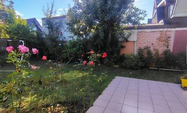 Hermosa casa de 2 pisos ubicada en el sector de Villa El Bosque 6.200 UF