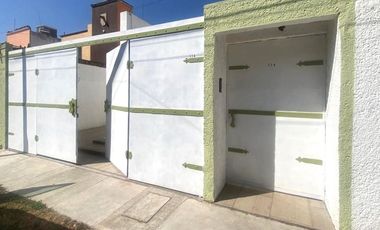 Se renta casa de una sola planta en fraccionamiento privado con acceso controlado, frente a plaza andador y al lado de Costco.