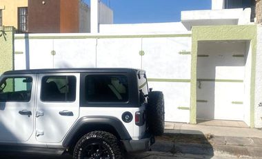 Se renta casa de una sola planta en fraccionamiento privado con acceso controlado, frente a plaza andador y al lado de Costco.