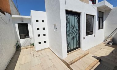 Se renta casa de una sola planta en fraccionamiento privado con acceso controlado, frente a plaza andador y al lado de Costco.