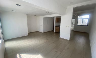 Se renta casa de una sola planta en fraccionamiento privado con acceso controlado, frente a plaza andador y al lado de Costco.