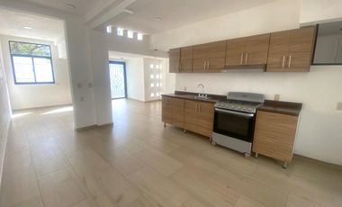 Se renta casa de una sola planta en fraccionamiento privado con acceso controlado, frente a plaza andador y al lado de Costco.