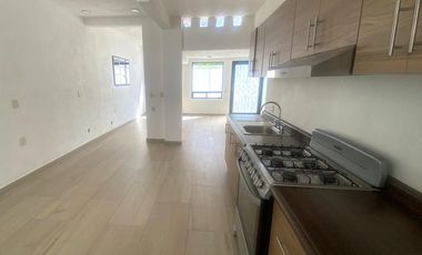 Se renta casa de una sola planta en fraccionamiento privado con acceso controlado, frente a plaza andador y al lado de Costco.