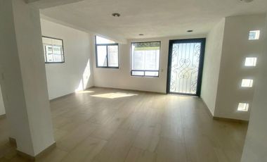 Se renta casa de una sola planta en fraccionamiento privado con acceso controlado, frente a plaza andador y al lado de Costco.