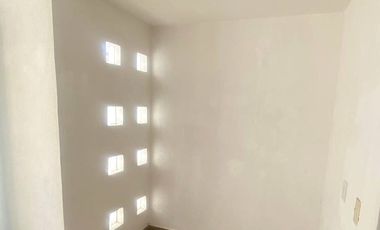 Se renta casa de una sola planta en fraccionamiento privado con acceso controlado, frente a plaza andador y al lado de Costco.