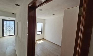 Se renta casa de una sola planta en fraccionamiento privado con acceso controlado, frente a plaza andador y al lado de Costco.