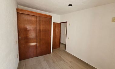 Se renta casa de una sola planta en fraccionamiento privado con acceso controlado, frente a plaza andador y al lado de Costco.