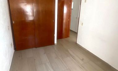 Se renta casa de una sola planta en fraccionamiento privado con acceso controlado, frente a plaza andador y al lado de Costco.