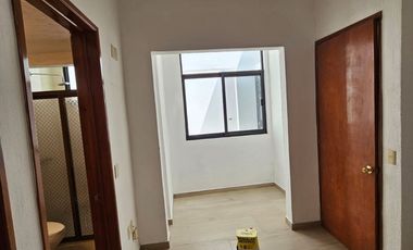 Se renta casa de una sola planta en fraccionamiento privado con acceso controlado, frente a plaza andador y al lado de Costco.