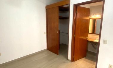 Se renta casa de una sola planta en fraccionamiento privado con acceso controlado, frente a plaza andador y al lado de Costco.