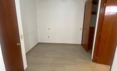 Se renta casa de una sola planta en fraccionamiento privado con acceso controlado, frente a plaza andador y al lado de Costco.