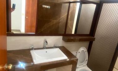 Se renta casa de una sola planta en fraccionamiento privado con acceso controlado, frente a plaza andador y al lado de Costco.