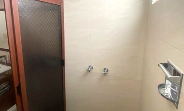 Se renta casa de una sola planta en fraccionamiento privado con acceso controlado, frente a plaza andador y al lado de Costco.