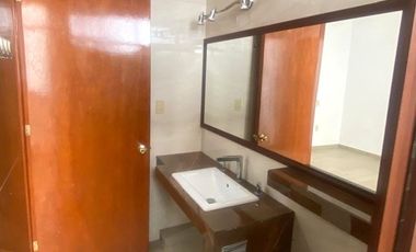 Se renta casa de una sola planta en fraccionamiento privado con acceso controlado, frente a plaza andador y al lado de Costco.