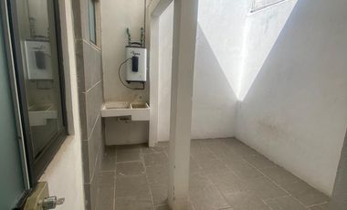 Se renta casa de una sola planta en fraccionamiento privado con acceso controlado, frente a plaza andador y al lado de Costco.