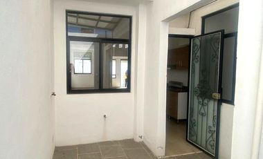 Se renta casa de una sola planta en fraccionamiento privado con acceso controlado, frente a plaza andador y al lado de Costco.