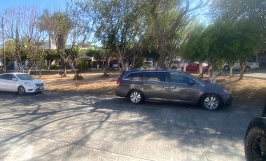 Se renta casa de una sola planta en fraccionamiento privado con acceso controlado, frente a plaza andador y al lado de Costco.