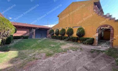 SE RENTA CASA EN METEPEC CON ESTACIONAMIENTO PARA 4 AUTOS, IDEAL PARA OFICINAS O CLINICA.