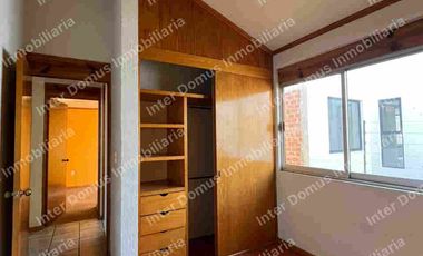 SE RENTA CASA EN METEPEC CON ESTACIONAMIENTO PARA 4 AUTOS, IDEAL PARA OFICINAS O CLINICA.