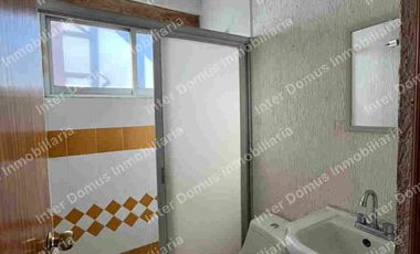 SE RENTA CASA EN METEPEC CON ESTACIONAMIENTO PARA 4 AUTOS, IDEAL PARA OFICINAS O CLINICA.