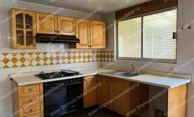 SE RENTA CASA EN METEPEC CON ESTACIONAMIENTO PARA 4 AUTOS, IDEAL PARA OFICINAS O CLINICA.