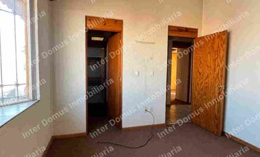 SE RENTA CASA EN METEPEC CON ESTACIONAMIENTO PARA 4 AUTOS, IDEAL PARA OFICINAS O CLINICA.