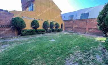 SE RENTA CASA EN METEPEC CON ESTACIONAMIENTO PARA 4 AUTOS, IDEAL PARA OFICINAS O CLINICA.