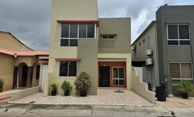 Casa de alquiler en Urbanización Villa Club, 3 dormitorios con baño propio.